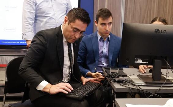 CNE avanza en los escrutinios de la elección presidencial con garantías de transparencia CNE avanza en los escrutinios de la elección presidencial con garantías de transparencia