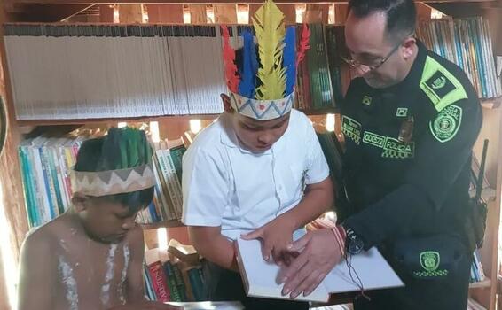 POLICÍA INSTALÓ PRIMERA BIBLIOMALOKA EN COMUNIDAD INDIGENA DEL AMAZONAS