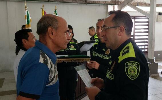 POLICÍA HACE RECONOCIMIENTO A CIUDADANOS QUE BRINDARON AYUDA A UNIFORMADO QUE SUFRIO SINIESTRO VIAL EN SERVICIO POLICÍA HACE RECONOCIMIENTO A CIUDADANOS QUE BRINDARON AYUDA A UNIFORMADO QUE SUFRIO SINIESTRO VIAL EN SERVICIO