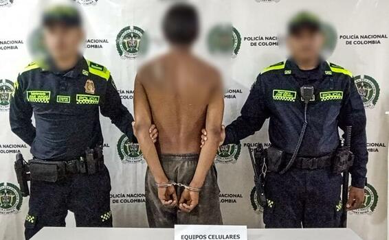 ¡EN FLAGRANCIA! FUE SORPRENDIDO UN SUJETO QUE HABRÍA HURTADO TRES CELULARES EN LETICIA ¡EN FLAGRANCIA! FUE SORPRENDIDO UN SUJETO QUE HABRÍA HURTADO TRES CELULARES EN LETICIA