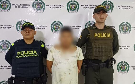 SUJETO FUE SORPRENDIDO HURTANDO AUTOPARTES SUJETO FUE SORPRENDIDO HURTANDO AUTOPARTES
