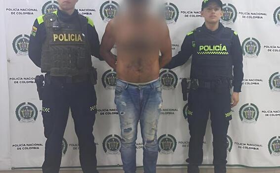 Hombre fue capturado por ingresar a una residencia sin permiso y amenazar a Policías con arma blanca Hombre fue capturado por ingresar a una residencia sin permiso y amenazar a Policías con arma blanca