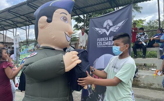 Entrega de útiles escolares como apoyo a la enseñanza de niños y niñas en el Amazonas Entrega de útiles escolares como apoyo a la enseñanza de niños y niñas en el Amazonas