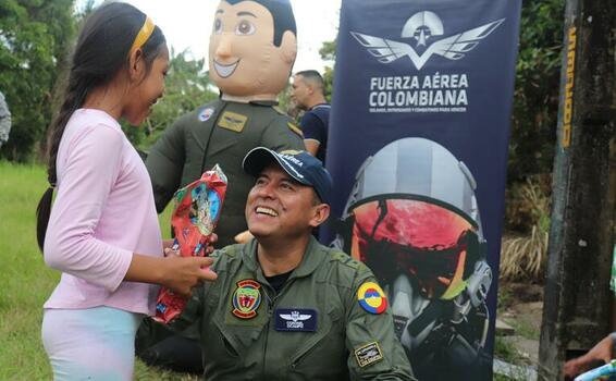 Con la entrega de regalos su Fuerza Aérea Colombiana fortalece el espíritu navideño en el Amazonas Con la entrega de regalos su Fuerza Aérea Colombiana fortalece el espíritu navideño en el Amazonas