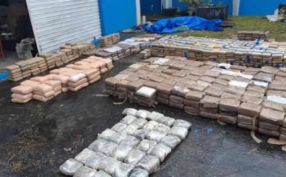 ARMADA DE COLOMBIA Y POLICÍA FEDERAL DE BRASIL INCAUTAN MÁS DE UNA TONELADA DE MARIHUANA SOBRE EL RÍO NEGRO EN BRASIL ARMADA DE COLOMBIA Y POLICÍA FEDERAL DE BRASIL INCAUTAN MÁS DE UNA TONELADA DE MARIHUANA SOBRE EL RÍO NEGRO EN BRASIL