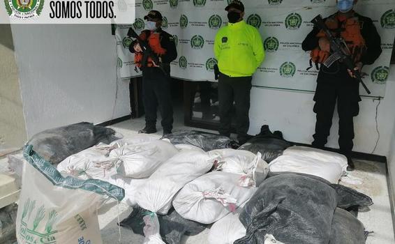 SOBRE LA RIBERA DEL RIO LORETOYACU, HALLAMOS 1.100 KG DE SUSTANCIAS PARA EL PROCESAMIENTO DE NARCÓTICOS SOBRE LA RIBERA DEL RIO LORETOYACU, HALLAMOS 1.100 KG DE SUSTANCIAS PARA EL PROCESAMIENTO DE NARCÓTICOS