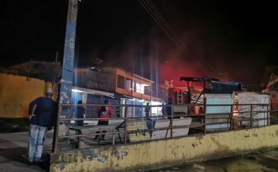 Casa pegando fogo próximo à Feira do Marco