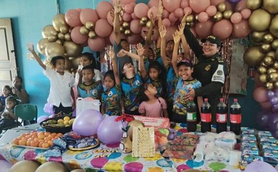 En el kilómetro 11 comunidad Takana, La Policía Nacional celebró los cumpleaños y se reconoció públicamente a quienes se destacaron académicamente