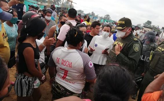 ESMAD INTERVINO PARA DESALOJAR FAMILIAS QUE INVADIERON LOTE DE LA ALCALDÍA Y LA SAE