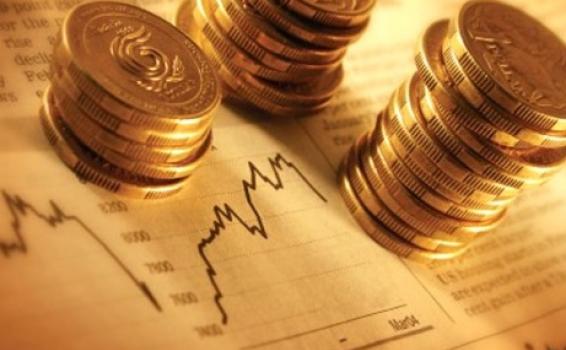 Monedas en una mesa