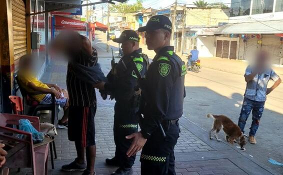 EN EL MALECÓN TURÍSTICO DE LETICIA, REALIZAMOS ACTIVIDADES DE REGISTRO, CONTROL Y SOLICITUD DE ANTECEDENTES, DONDE AL MOMENTO SE HAN INCAUTADO ARMAS BLANCAS Y CONTUNDENTES QUE PUEDEN SER UTILIZADAS PARA AFECTAR LA INTEGRIDAD DE CIUDADANOS.