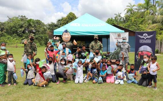 Jornada recreativa y entrega de materiales escolares en el Amazonas