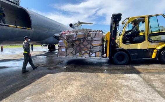 Más de tres toneladas de útiles escolares fueron transportados por su Fuerza Aérea Colombiana 