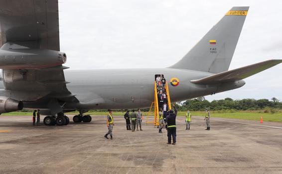 Médicos llegan a Amazonas, en aeronave de su Fuerza Aérea Colombiana