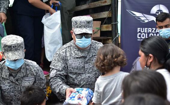 Niños y niñas de Leticia, Amazonas celebraron la navidad junto a su Fuerza Aérea Colombiana