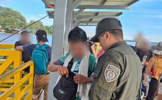 LA ESTACIÓN DE POLICÍA PUERTO NARIÑO, REALIZA CAMPAÑAS CONTRA LA ESCNNA, VERIFICANDO LAS EMBARCACIONES QUE ZARPAN Y SALEN DEL PESEBRE NATURAL DEL MUNDO.