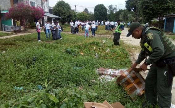 Personas en limpieza de calles en barrios de Leticia