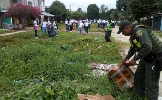 Limpieza de calles en barrios de Leticia Personas en limpieza de calles en barrios de Leticia