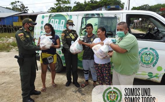 LA RADIO POLICÍA EN EL AMAZONAS SE UNE CON EL COMERCIO EN LA ENTREGA DE AYUDAS HUMANITARIAS DE EMERGENCIAS LA RADIO POLICÍA EN EL AMAZONAS SE UNE CON EL COMERCIO EN LA ENTREGA DE AYUDAS HUMANITARIAS DE EMERGENCIAS