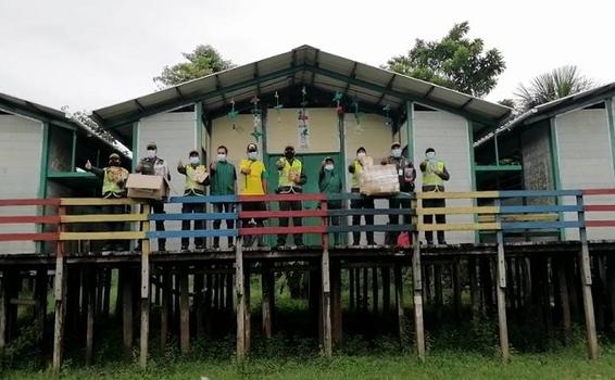 ENTREGAMOS LIBROS Y ÚTILES ESCOLARES A NIÑOS Y NIÑAS DE UNA COMUNIDAD ÍNDIGENA A LA RIBERA DEL RÍO AMAZONAS ENTREGAMOS LIBROS Y ÚTILES ESCOLARES A NIÑOS Y NIÑAS DE UNA COMUNIDAD ÍNDIGENA A LA RIBERA DEL RÍO AMAZONAS