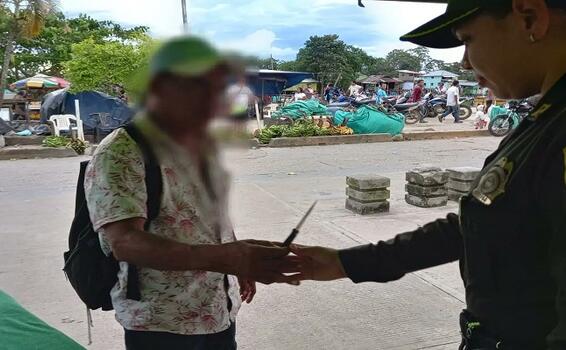 Ciudadanos entregan armas corto punzantes voluntariamente, en el "Plan Desarme" de la Policía en Amazonas