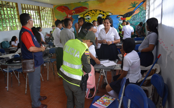 POLICÍA DESARROLLA EL PLAN DESARME Y PREVENCIÓN A LA VIOLENCIA ESCOLAR EN LETICIA