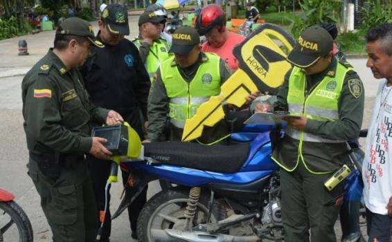 Actividades de la Policia en Leticia Personal de la policia en controles de calle