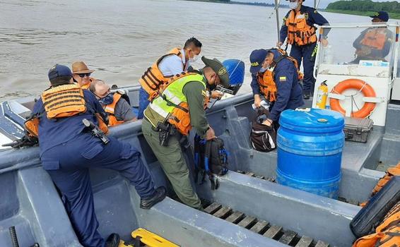 POLICÍA Y ARMADA NACIONAL, AÚNAN ESFUERZOS CONTRA EL TRÁFICO DE FLORA Y FAUNA EN EL AMAZONAS POLICÍA Y ARMADA NACIONAL, AÚNAN ESFUERZOS CONTRA EL TRÁFICO DE FLORA Y FAUNA EN EL AMAZONAS