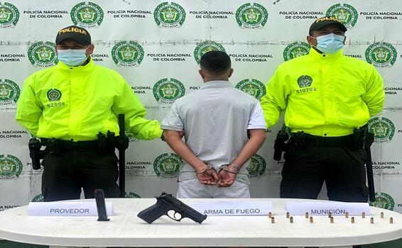 FUNCIONARIOS DE SIJIN E INTELIGENCIA POLICIAL EN AMAZONAS CAPTURARON UN HOMBRE POR DELITO DE PORTE ILEGAL DE ARMA DE FUEGO