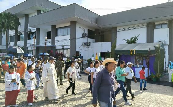 LA POLICÍA AMAZONAS, SIGUE GARANTIZANDO LA TRANQUILIDAD DE LOS FELIGRESES EN LA SEMANA MAYOR. AL IGUAL QUE EN CADA UNO DE LOS DIFERENTES CENTROS RELIGIOSOS, LA POLICÍA NACIONAL, ACOMPAÑÓ EL VIACRUCIS EN LA REPRESENTACIÓN DE LA VI ESTACIÓN.
