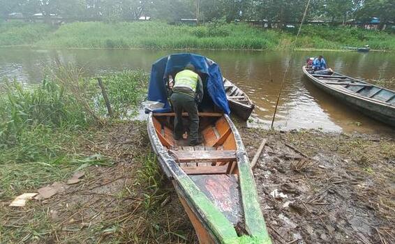 POLICÍA RESCATA A DOS NIÑAS QUE SE ENCONTRABAN EN CONDICIÓN DE ABANDONO DENTRO DE UN BOTE EN AMAZONAS POLICÍA RESCATA A DOS NIÑAS QUE SE ENCONTRABAN EN CONDICIÓN DE ABANDONO DENTRO DE UN BOTE EN AMAZONAS