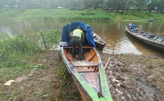 POLICÍA RESCATA A DOS NIÑAS QUE SE ENCONTRABAN EN CONDICIÓN DE ABANDONO DENTRO DE UN BOTE EN AMAZONAS