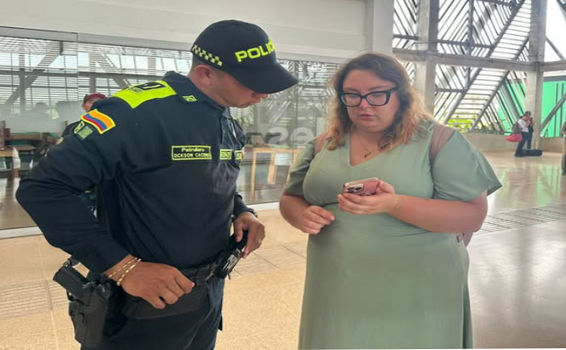 La Policía Nacional acompaña a turistas en el Aeropuerto Internacional Alfredo Vásquez Cobo La Policía Nacional acompaña a turistas en el Aeropuerto Internacional Alfredo Vásquez Cobo