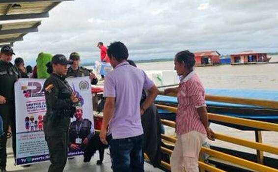 LA ESTACIÓN DE POLICÍA PUERTO NARIÑO, REALIZA CAMPAÑAS CONTRA LA ESCNNA, VERIFICANDO LAS EMBARCACIONES QUE ZARPAN Y SALEN DEL PESEBRE NATURAL DEL MUNDO.