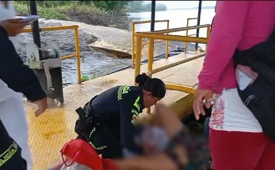 UNIFORMADA DE LA POLICÍA ATIENDE PARTO A ORILLAS DEL RÍO UNIFORMADA DE LA POLICÍA ATIENDE PARTO A ORILLAS DEL RÍO