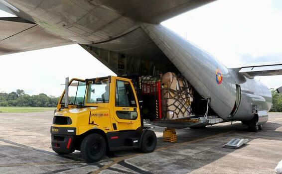 Áreas no municipalizadas del Amazonas reciben kits escolares transportados por su Fuerza Aérea Colombiana