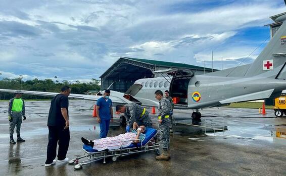 Hombre de la tercera edad recibe apoyo aeromédico en el Amazonas