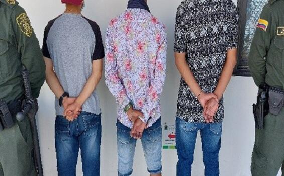 TRES CAPTURADOS EN FLAGRANCIA POR EL DELITO DE HURTO Y LESIONES PERSONALES TRES CAPTURADOS EN FLAGRANCIA POR EL DELITO DE HURTO Y LESIONES PERSONALES