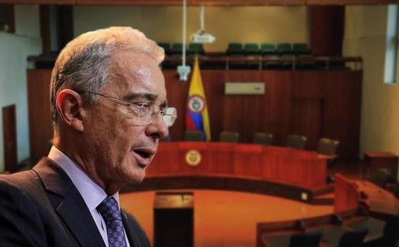 Álvaro Uribe privado de la libertad por presunta manipulación de testigos