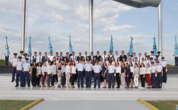 55 profesionales aspiran a ser Oficiales del Cuerpo Administrativo de la Fuerza Aérea Colombiana