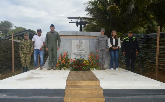 Ofrenda floral en conmemoración al  90º aniversario de la Batalla de Tarapacá fue liderada por su Fuerza Aérea