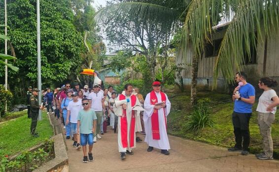 LA POLICÍA NACIONAL EN EL MUNICIPIO DE PUERTO NARIÑO, GARANTIZA LA SEGURIDAD EN LAS DIFERENTES ACTIVIDADES LITÚRGICAS QUE SE LLEVAN A CABO EN SEMANA SANTA, ACOMPAÑANDO LA REPRESENTACIÓN DEL VIACRUCIS DE ESTE VIERNES SANTO POR LAS CALLES DEL PESEBRE NATURA