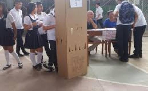 Urnas en momentos de estudiantes en un colegio de Leticia