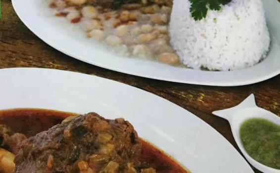 Dos platos de comida servida en una mesa