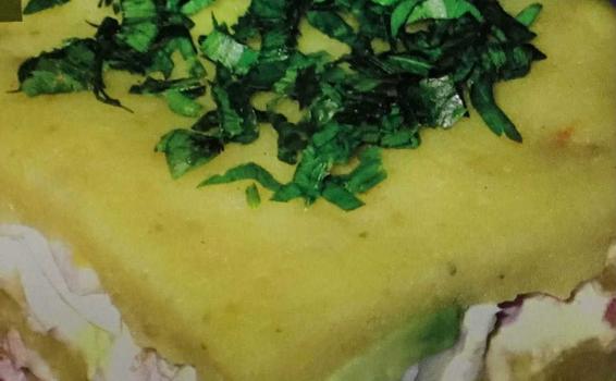 Causa rellena de atun en un plato