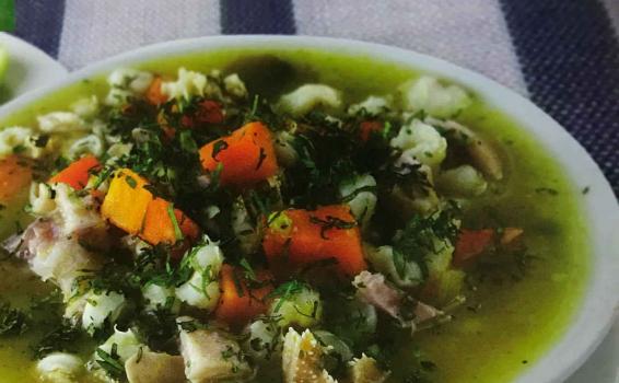 Sopa de verduras con mondongo
