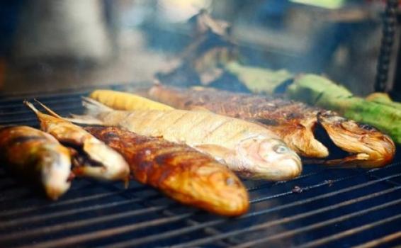 Pescado en la parrilla Pescados asandose