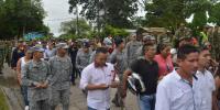 Personas en una marcha en semana santa