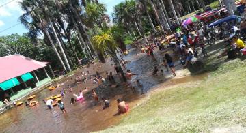 Personas bañandose en un lago en Iquitos