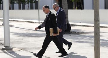 Abogado de Arias caminando a audiencia